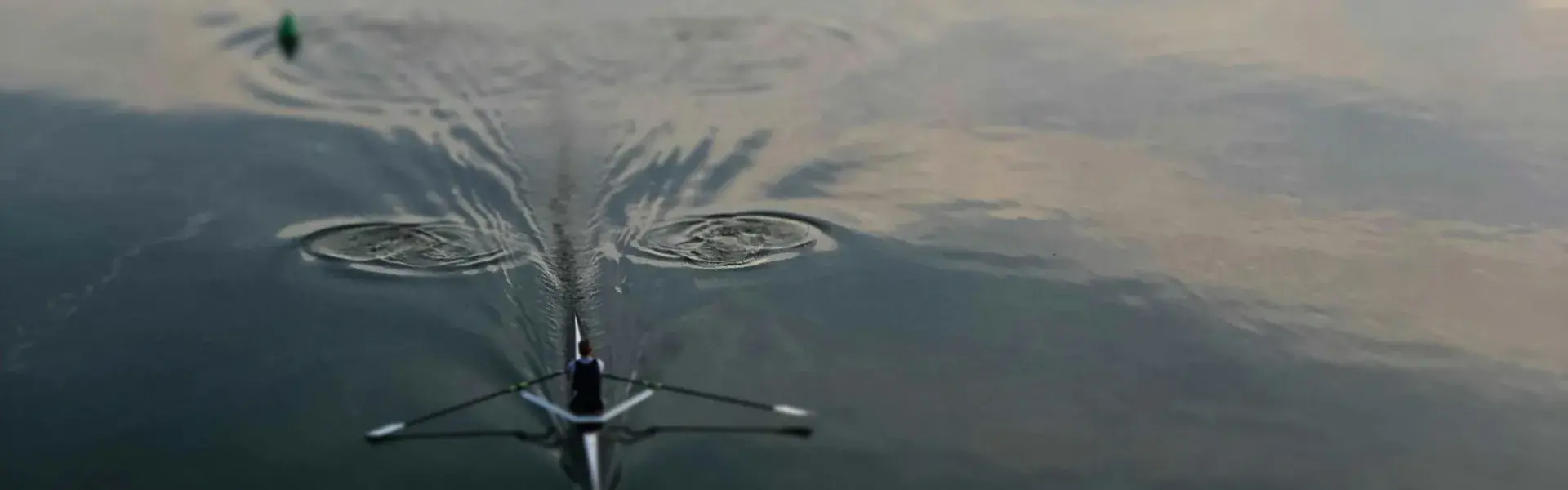Ein Kanu auf dem Wasser und der Ruderer hinterlässt Spuren im Wasser