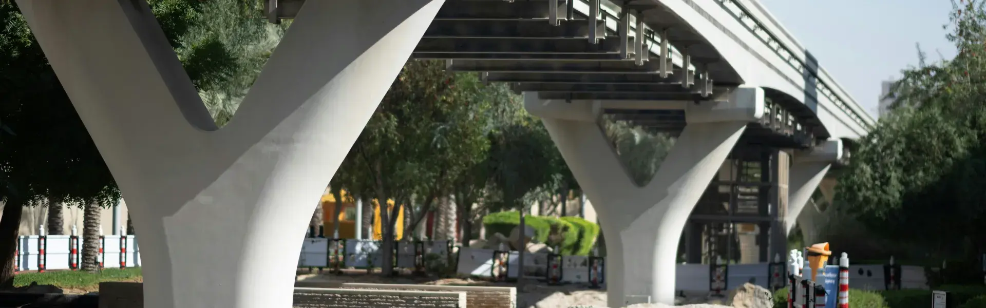 Pfeiler die eine Brücke stützen